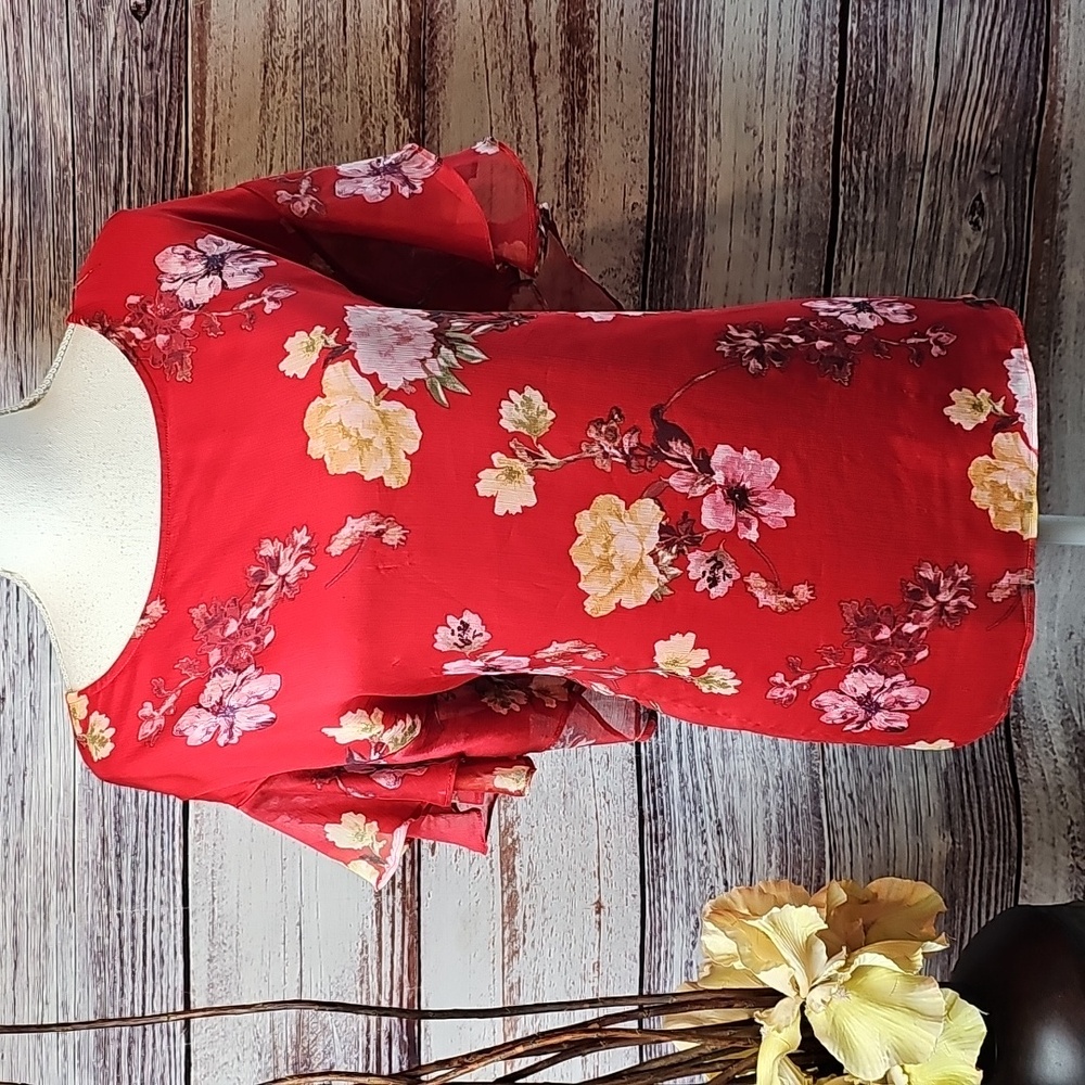 VINCE CAMUTO RED FLORAL LINED TIERED FLUTTER SLEEVE PULLOVER BLOUSE - Picture 2 of 13